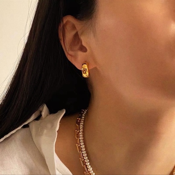 💕18K Gold Plated Emma Hoop Earrings - Picture 3 of 7